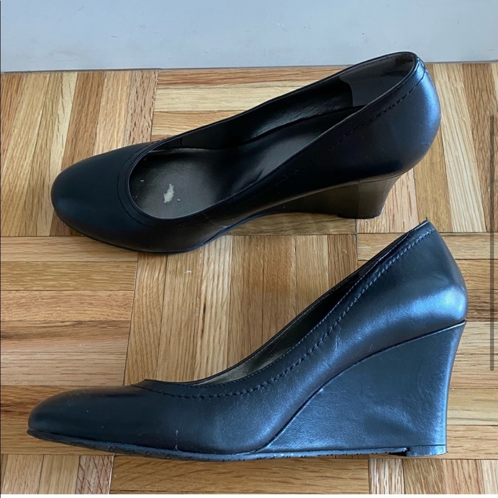 Nine West Women’s shoes
Size 9
Minor damage inside the sole only.. - Picture 2 of 10